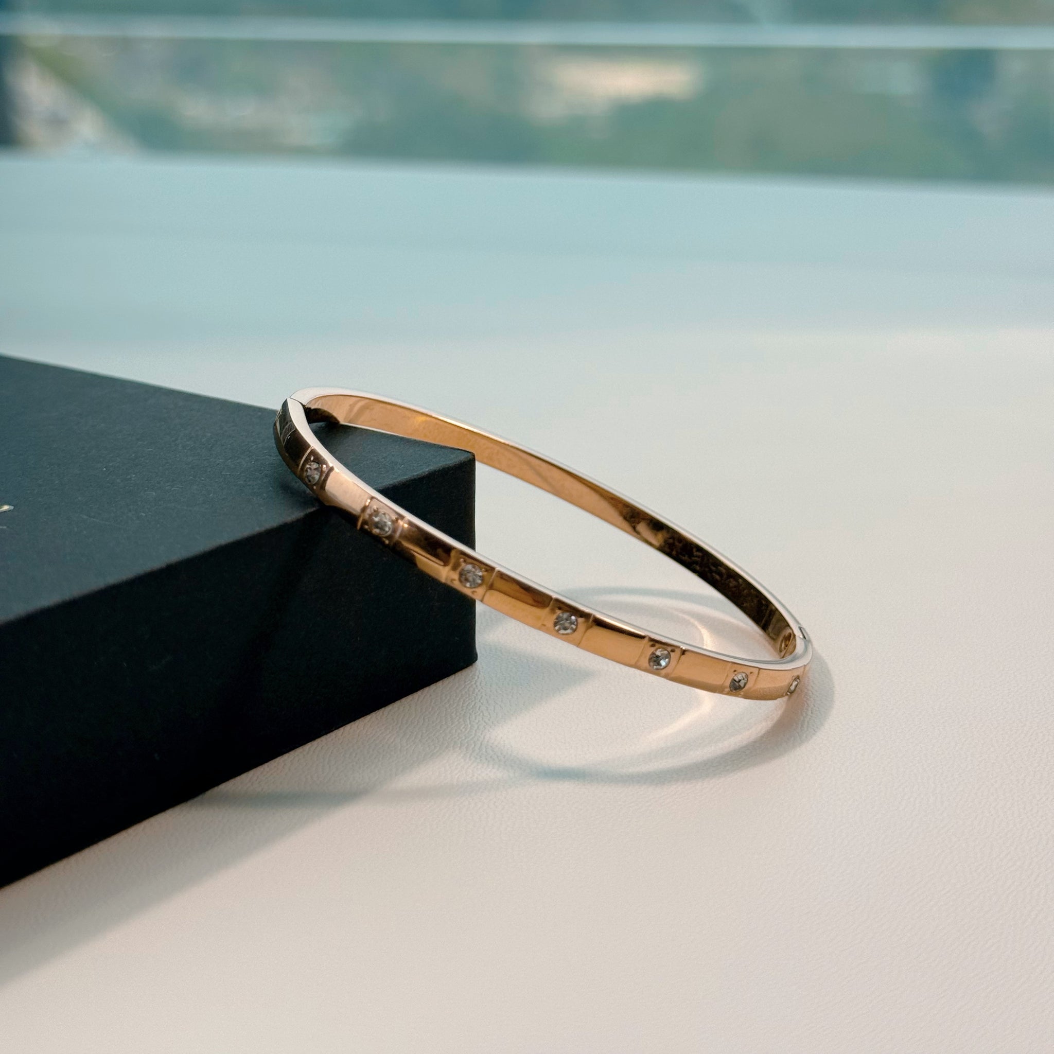 Elegant Bangle with Sparkle Accents – Rose Gold
