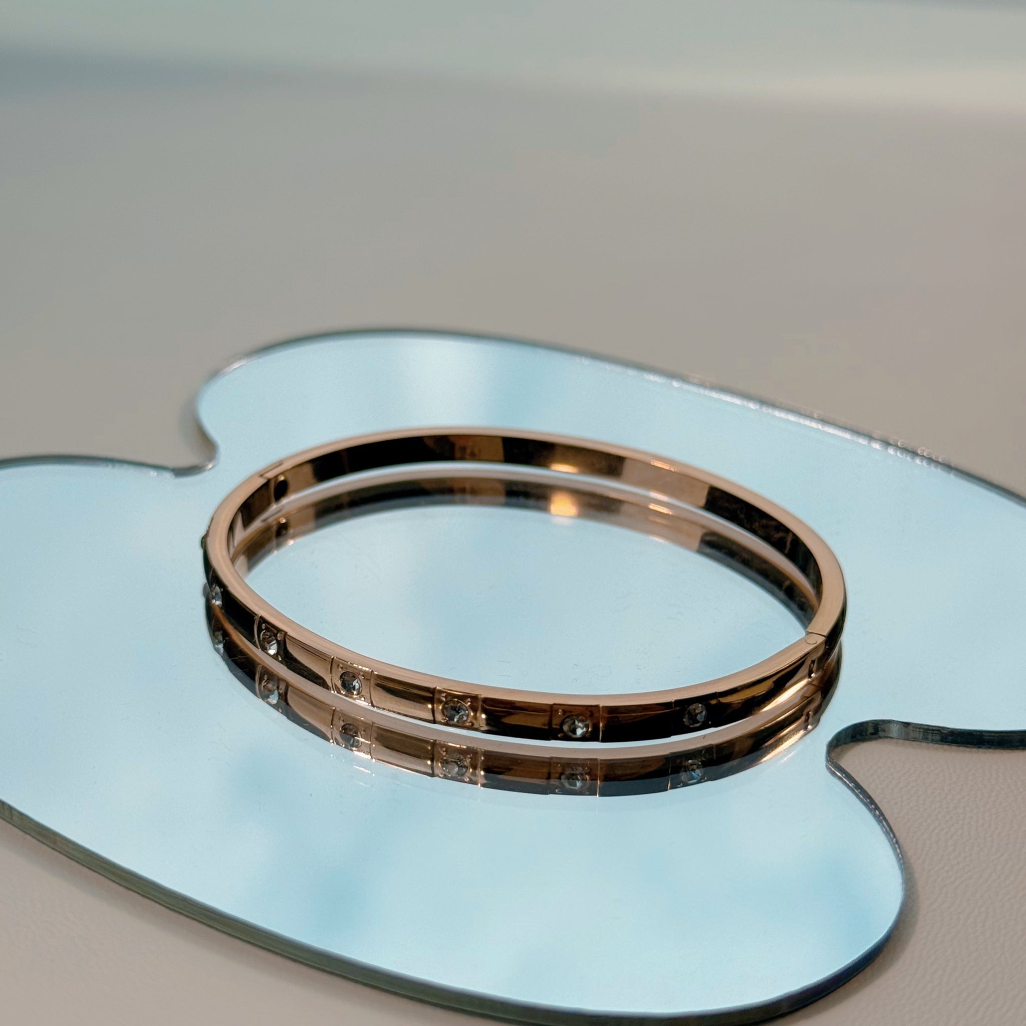 Elegant Bangle with Sparkle Accents – Rose Gold