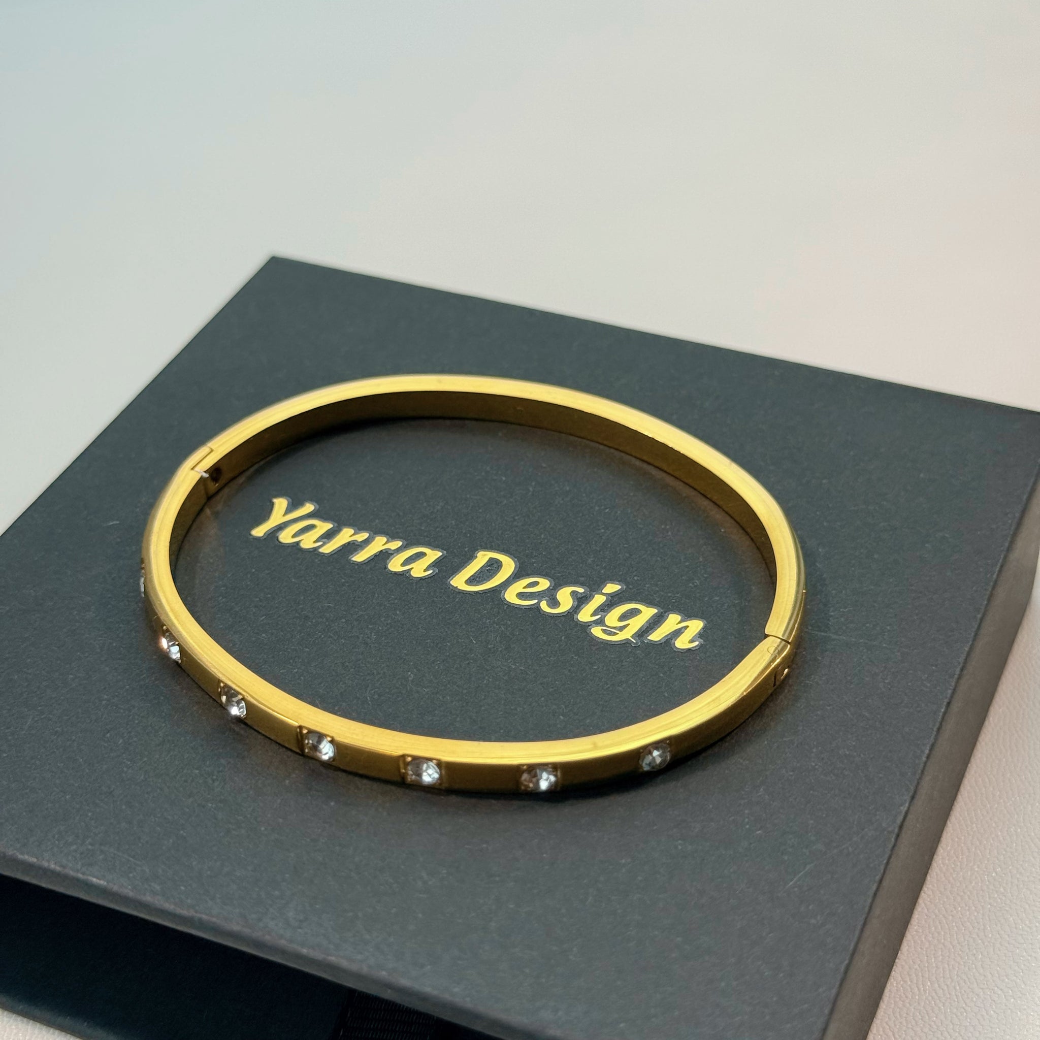Elegant Bangle with Sparkle Accents – Gold