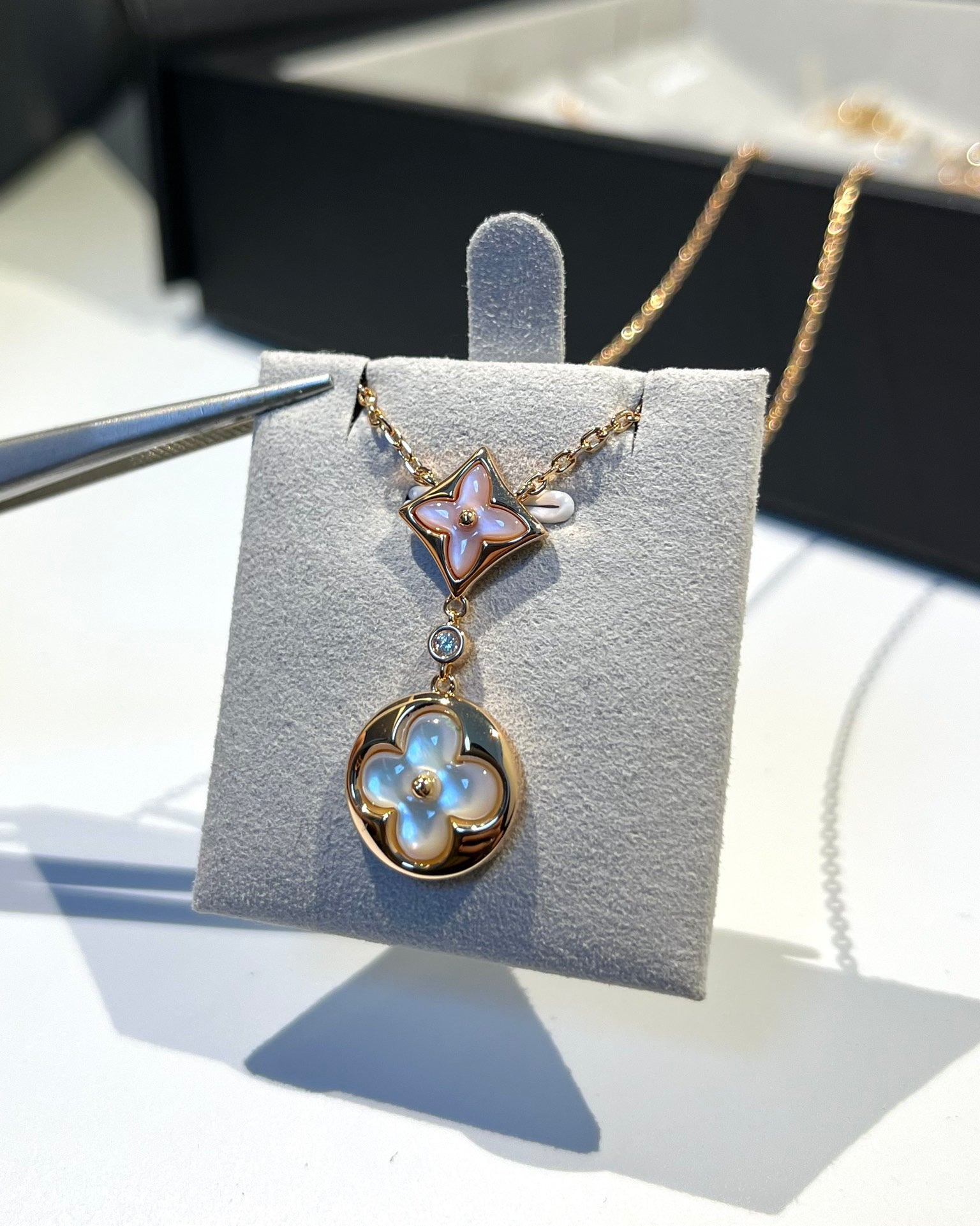 Pink Mother-of-Pearl Double Flower Necklace in 18K Gold