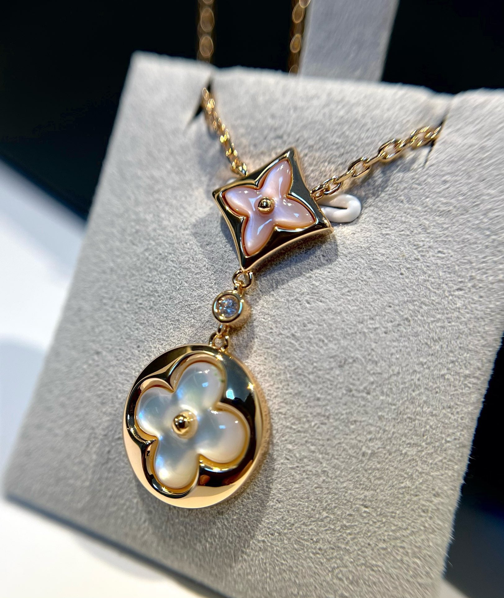 Pink Mother-of-Pearl Double Flower Necklace in 18K Gold