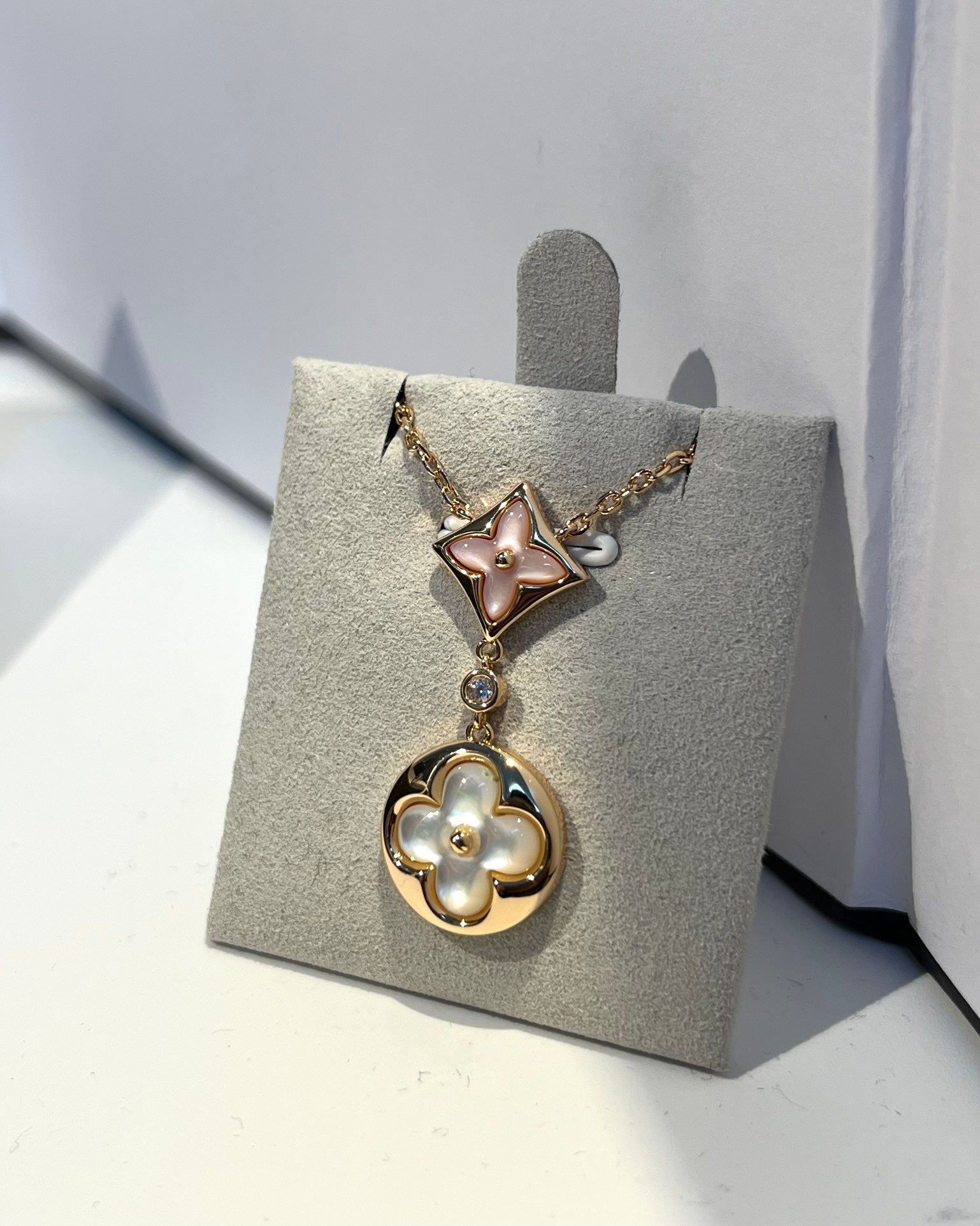 Pink Mother-of-Pearl Double Flower Necklace in 18K Gold