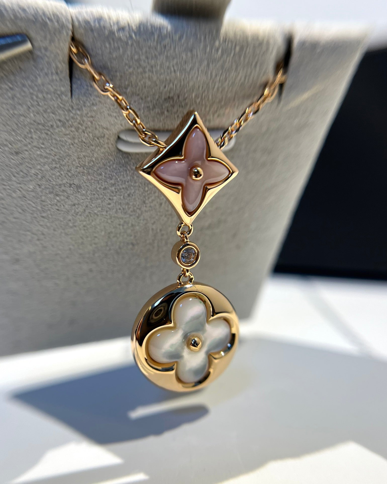 Pink Mother-of-Pearl Double Flower Necklace in 18K Gold