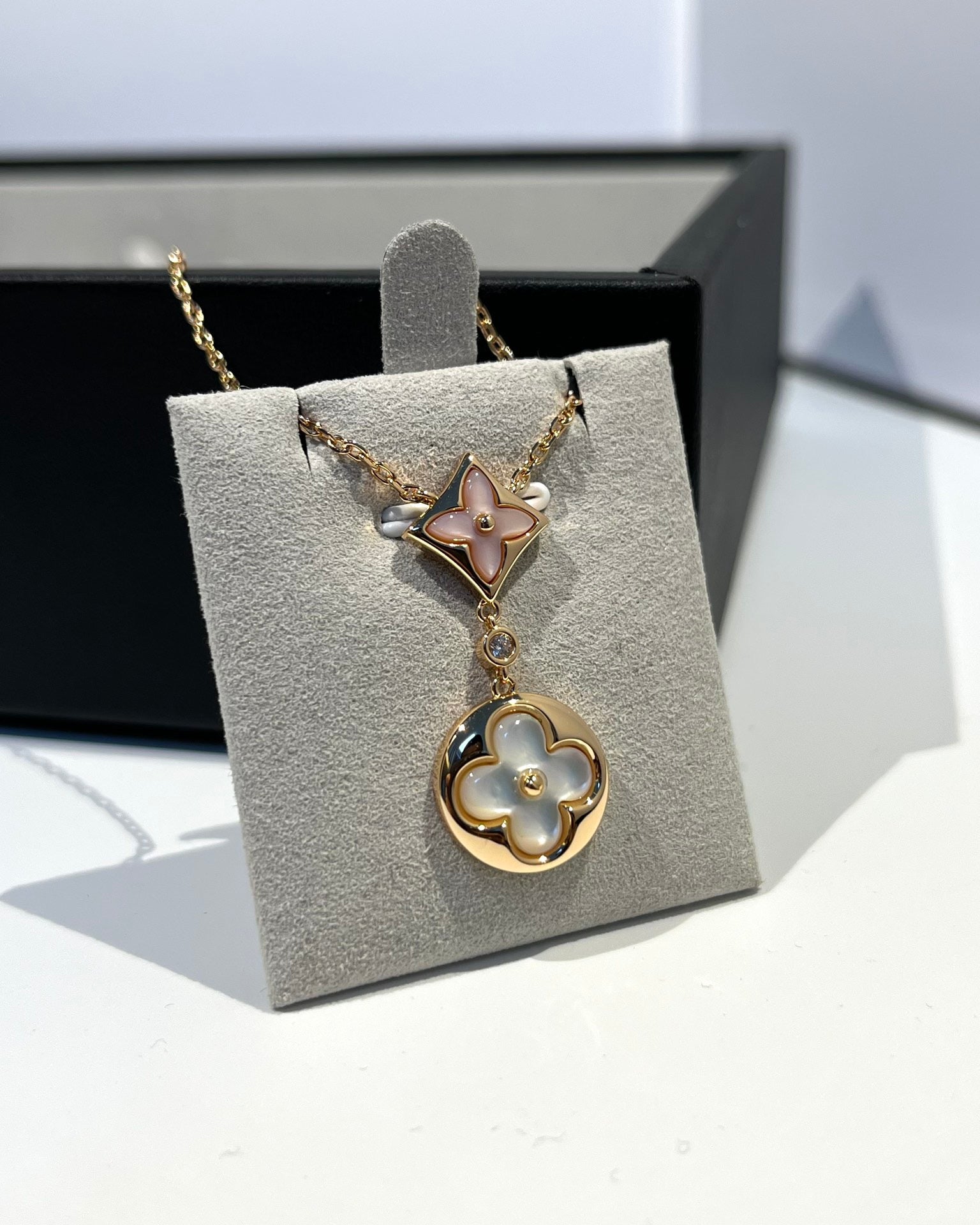 Pink Mother-of-Pearl Double Flower Necklace in 18K Gold