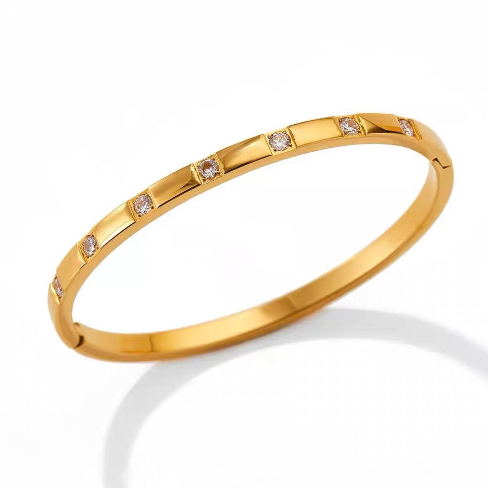 Elegant Bangle with Sparkle Accents – Gold