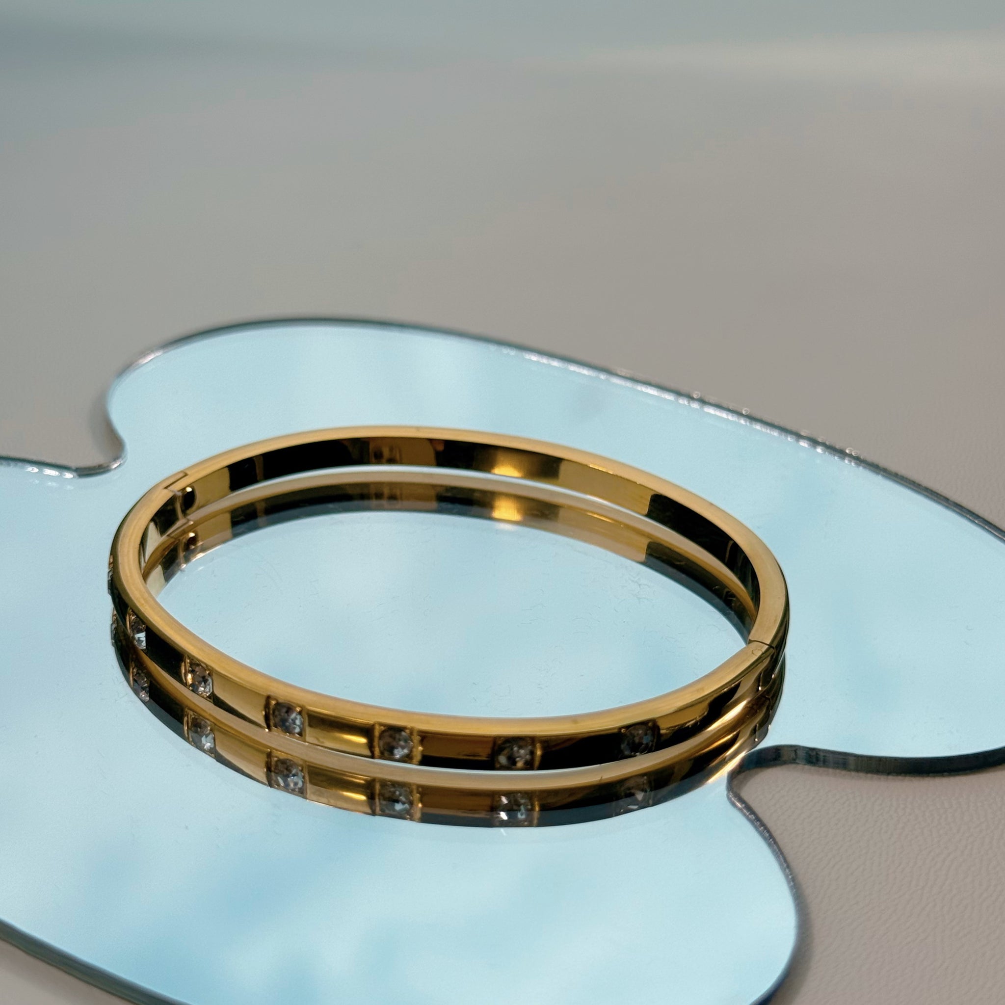 Elegant Bangle with Sparkle Accents – Gold
