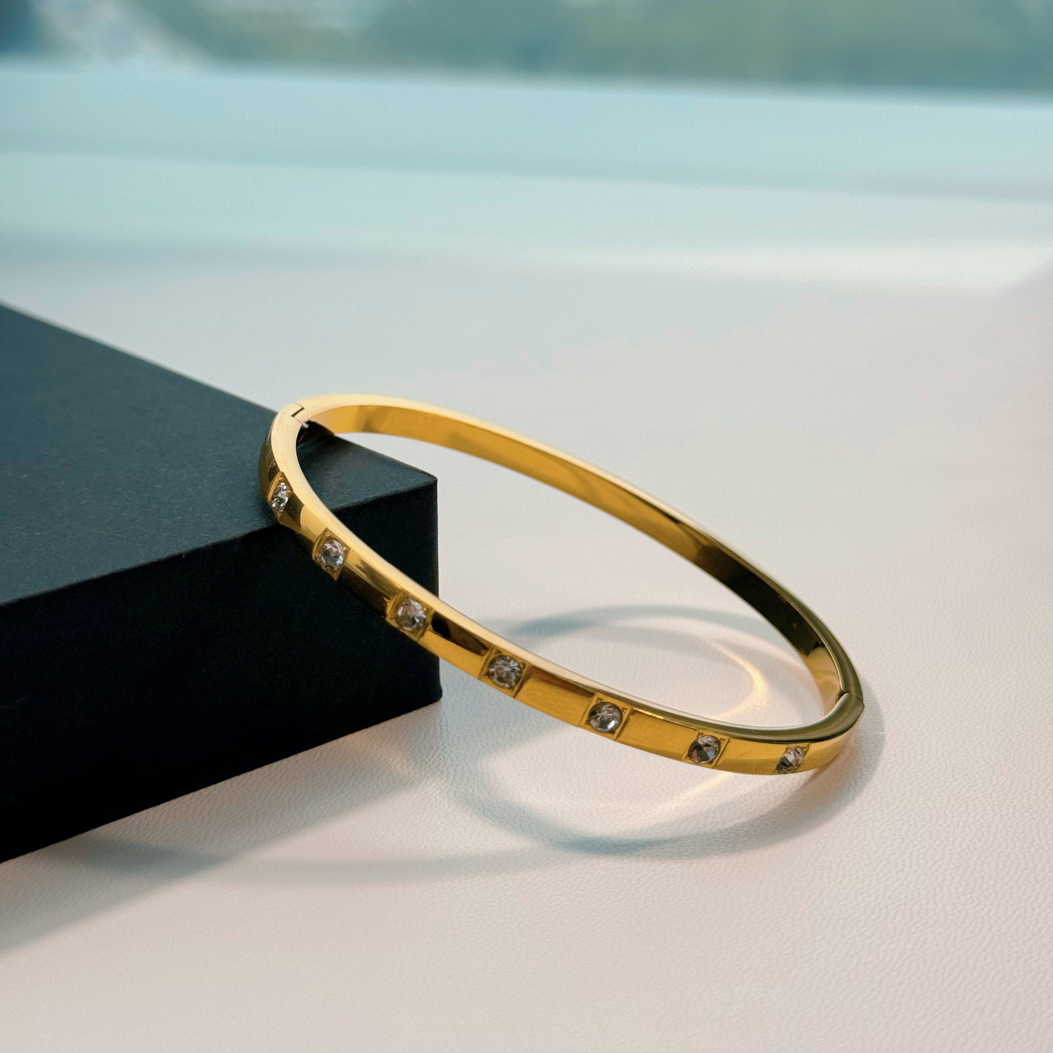 Elegant Bangle with Sparkle Accents – Gold